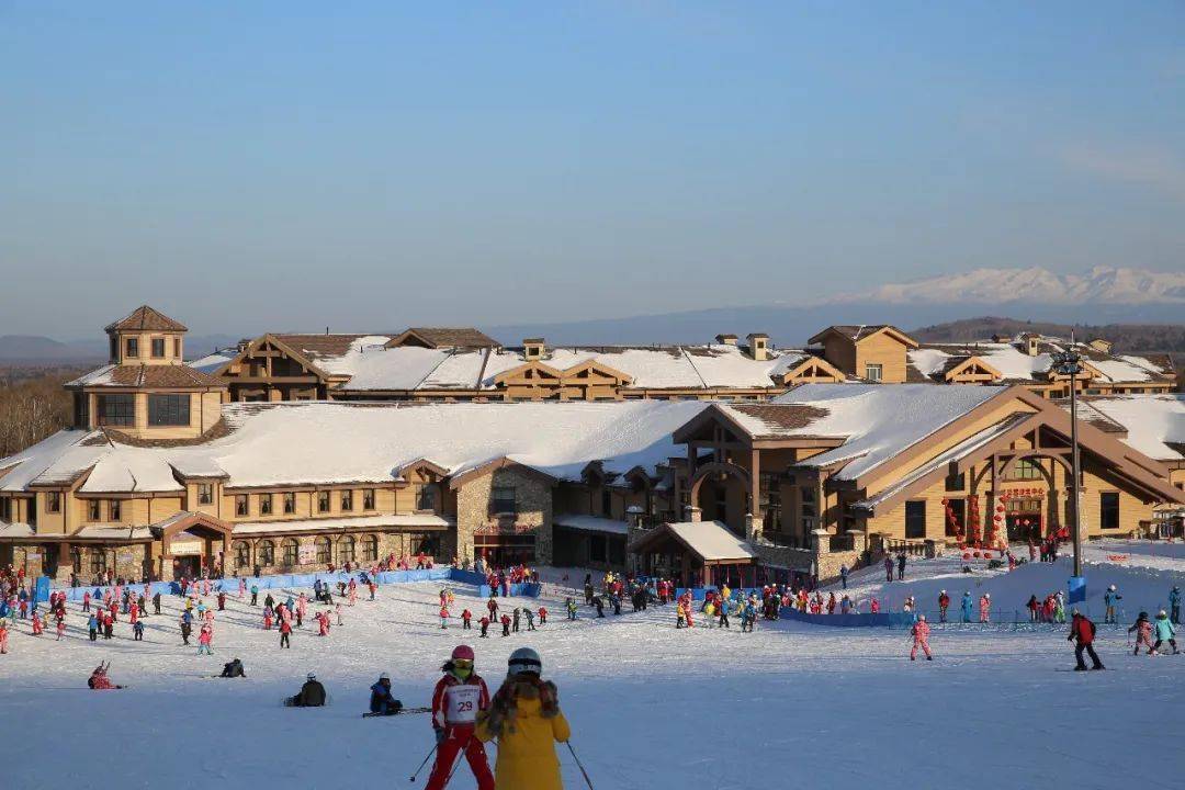 体验高端滑雪,在哇酷乐园娱雪,体验夜场滑雪,晚住长白山国际度假区