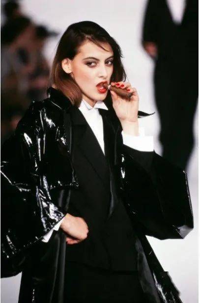 化身|卍物志┃26岁被老佛爷捧为香奈儿化身，如今63岁依然是法式优雅的代名词