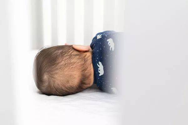 育儿|究竟哪种睡姿对宝宝才最健康？【育儿篇】仰卧、俯卧、侧卧
