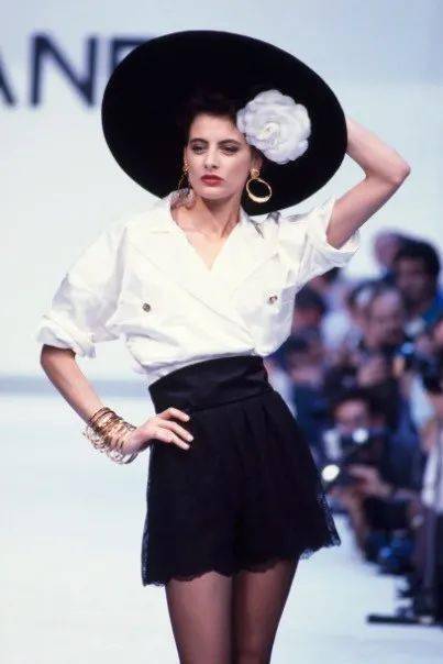 化身|卍物志┃26岁被老佛爷捧为香奈儿化身，如今63岁依然是法式优雅的代名词