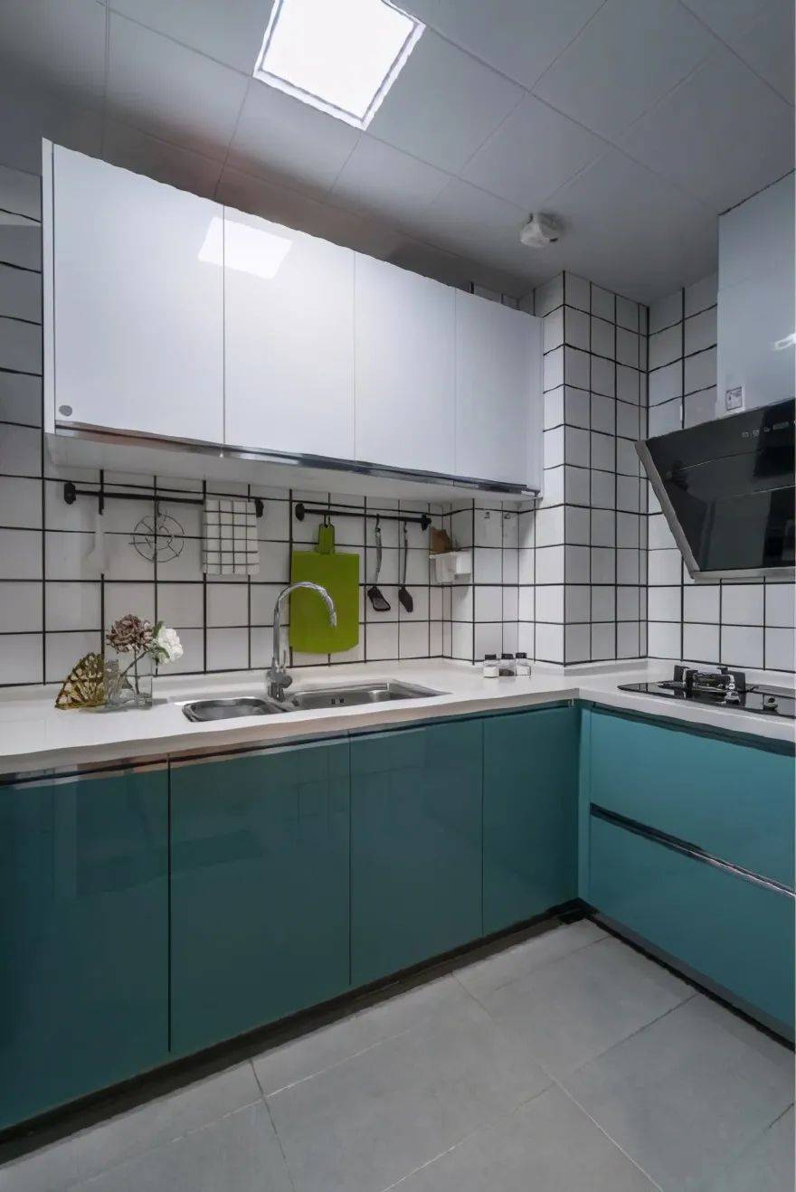 厨房,蓝色的橱柜,小白砖贴的墙面,让整个厨房看起来清新整洁.