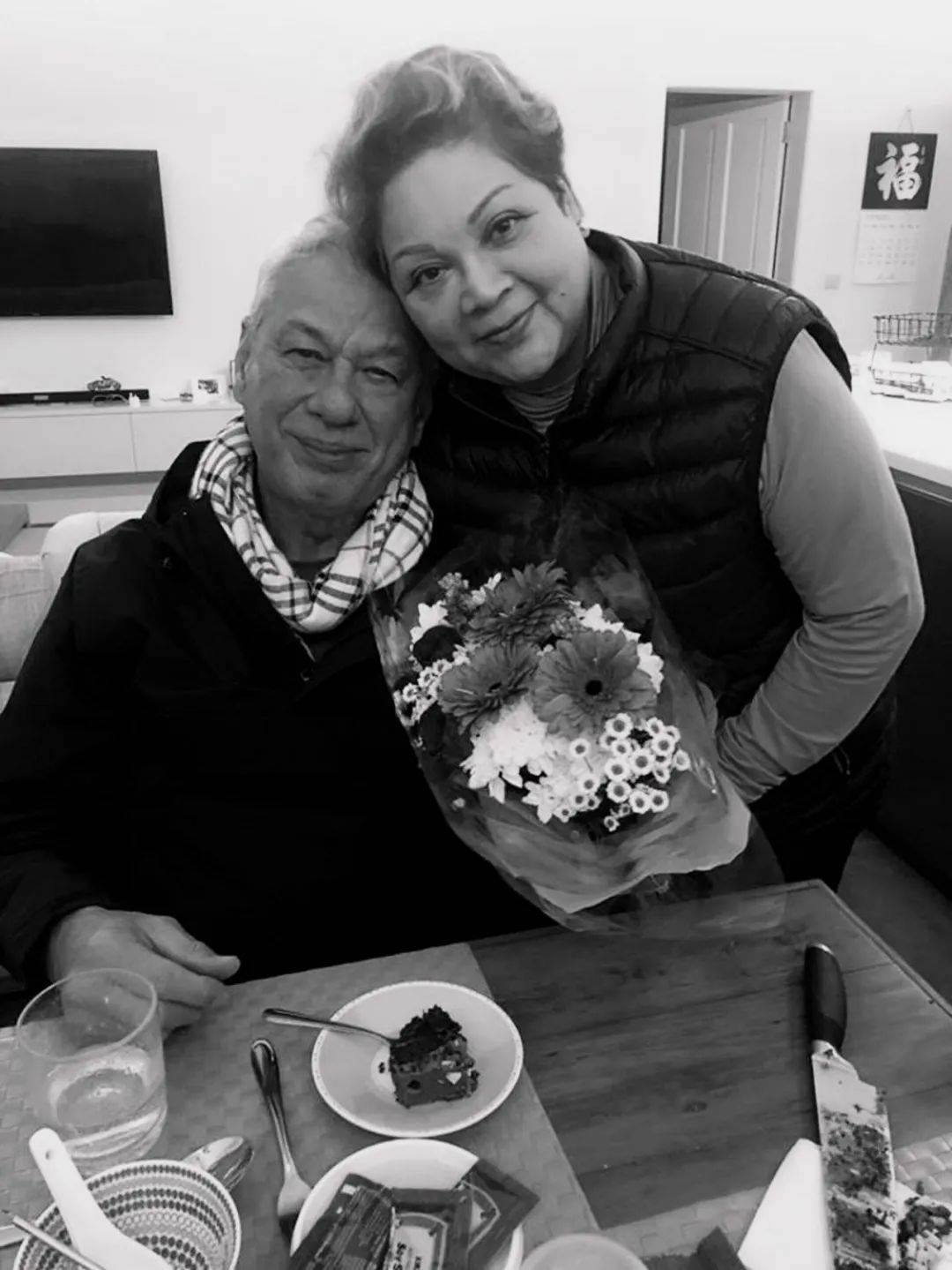 一路走好！66岁TVB爱国艺人丈夫今日火化，痛哭不舍，众星送花牌悼念_搜狐网