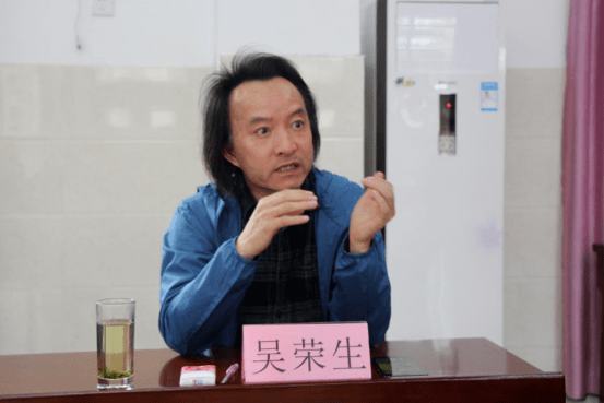 县文化馆副馆长吴荣生发表建议县文史工作者罗炳星发表建议会后,县