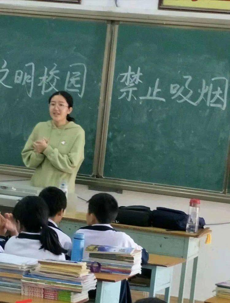 拒绝吸烟新时尚——初一年级召开"文明校园,禁止吸烟"主题班会课