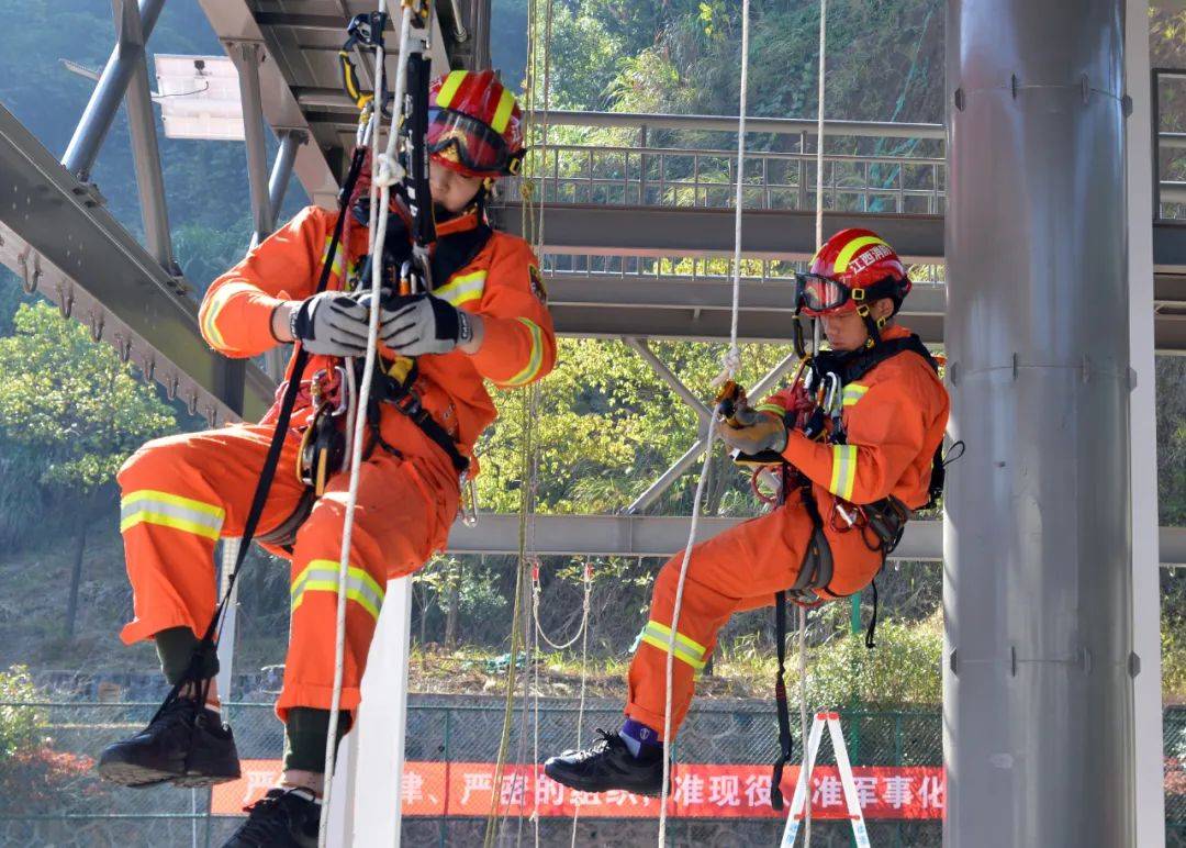 全省消防救援队伍山岳高空绳索技术应用暨紧急救援小组培训班顺利结业