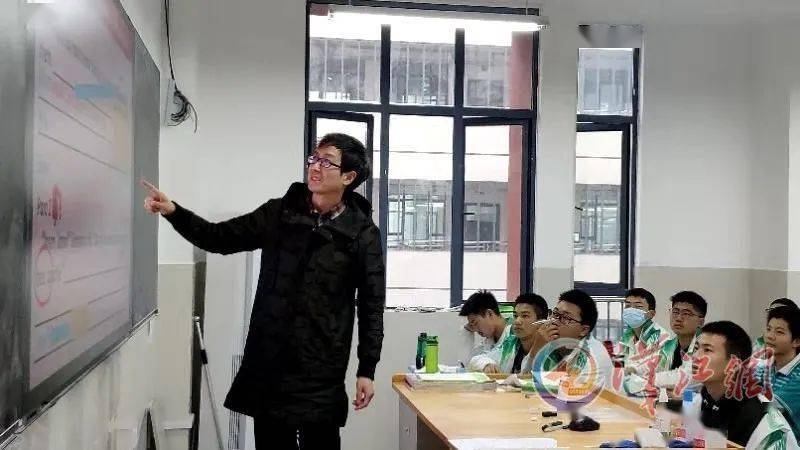 襄阳四中英语老师李辉在给学生上课