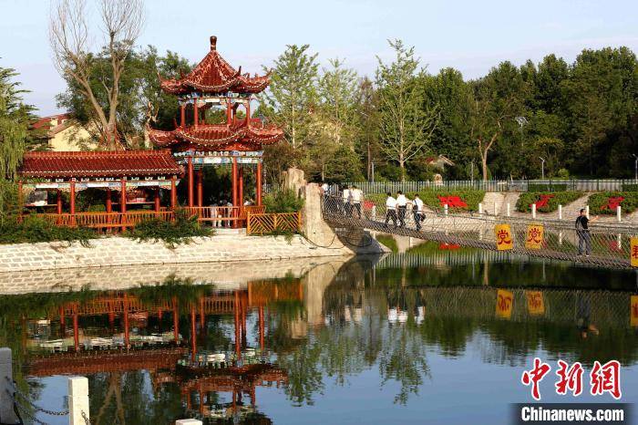 资料图.图为山东高密松兴屯村"小西湖"里的凉亭和连心桥. 沙见龙 摄