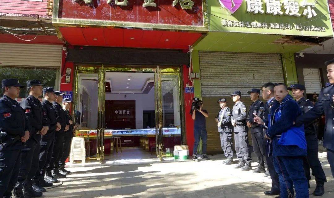 湖南一菜地里藏着近百万元的黄金首饰！