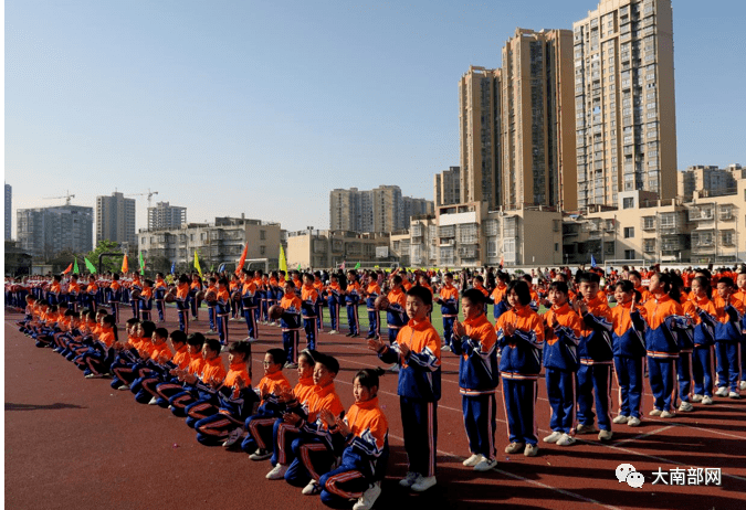 和鼓励,副校长谢锋宣布"南部县第四小学第二十四届冬季运动会开幕"