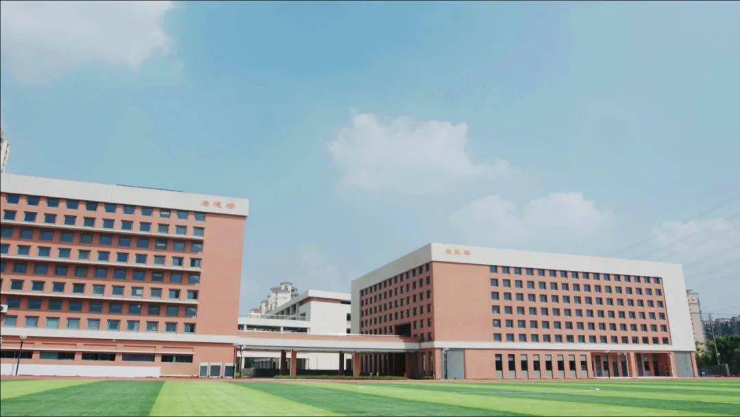 江宁开发区学校分为两个校区,西校区位于秣陵街道清水亭东路1号,而东