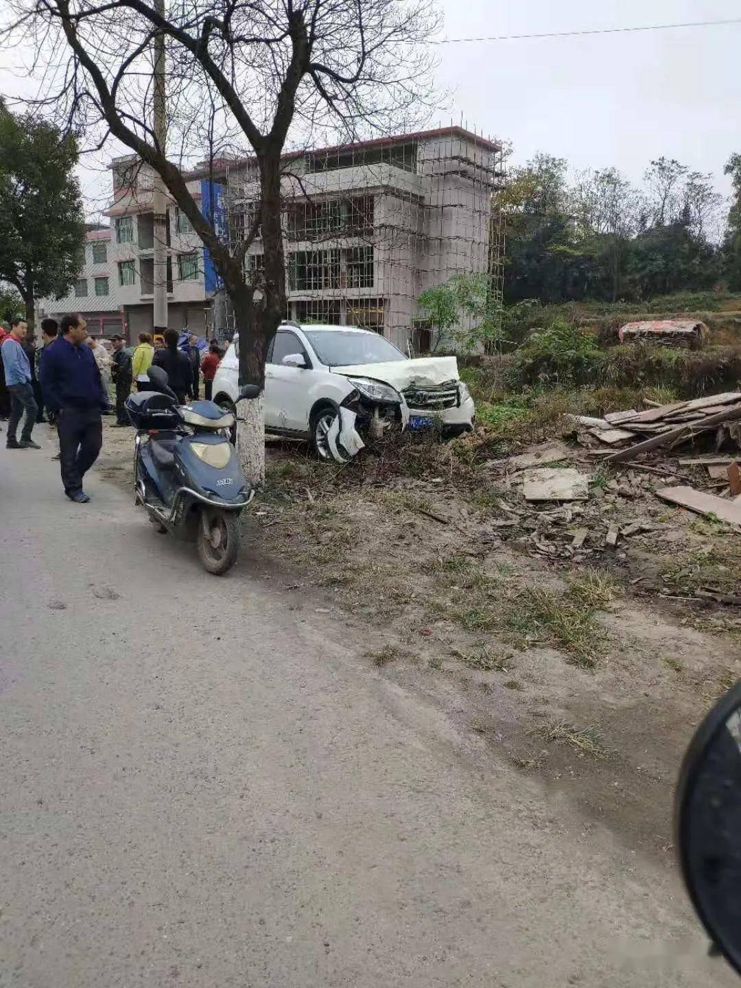 隆回这发生一起两车相撞事故,一车侧翻