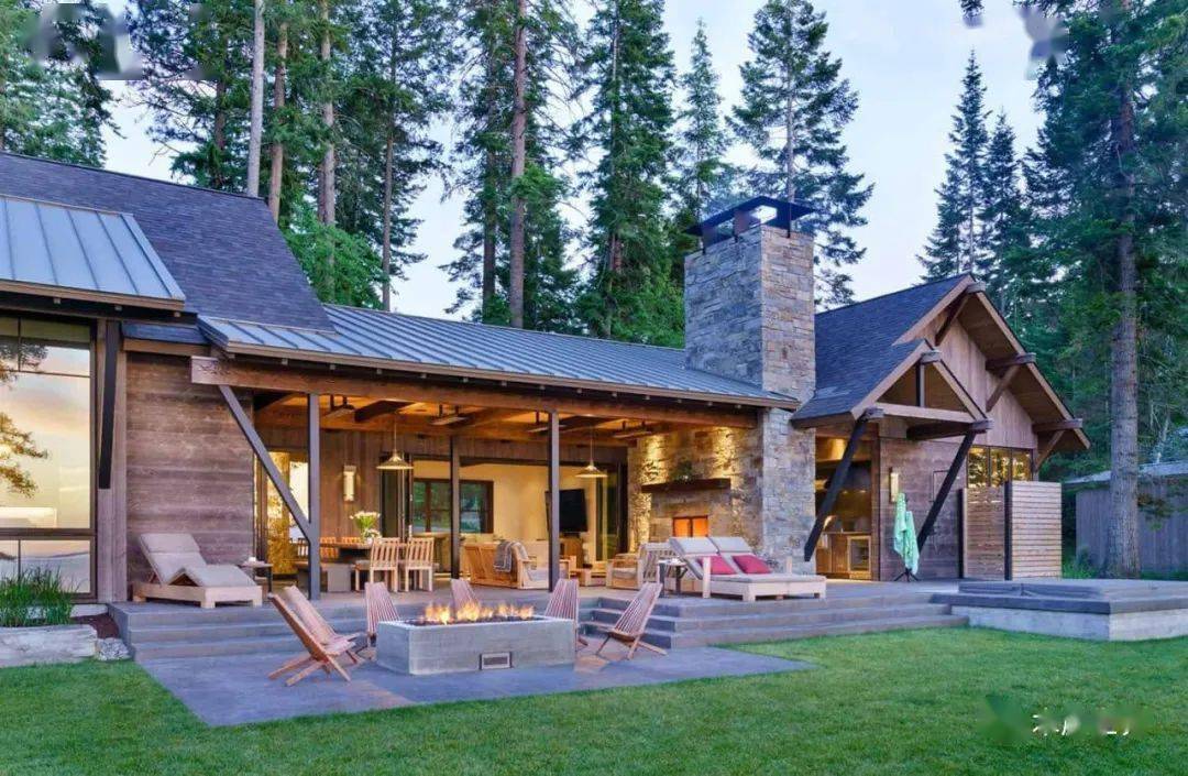 湖畔树林里美丽的现代乡村木屋