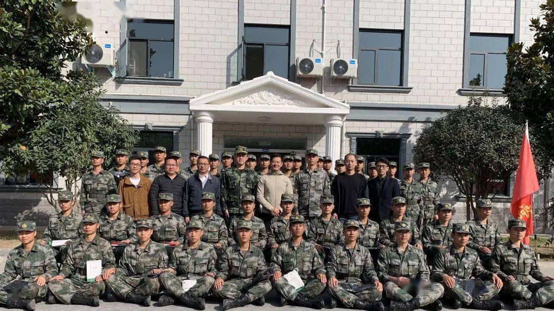 上海市各级兵役机关组织开展在役士兵跟踪服务和走访慰问活动,鼓励在