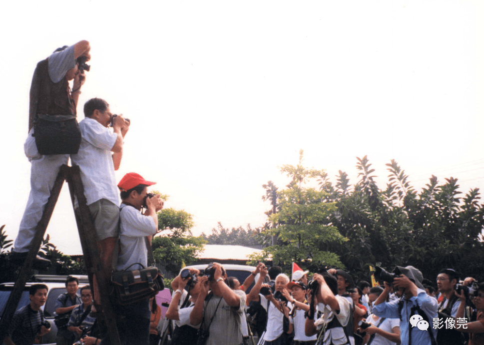 【泛亚电竞官网】
寻人!2001年到场过这个开镜仪式的影友荟萃啦(图3) 【泛亚电竞官网】
寻人!2001年到场过这个开镜仪式的影友荟萃啦(图3)