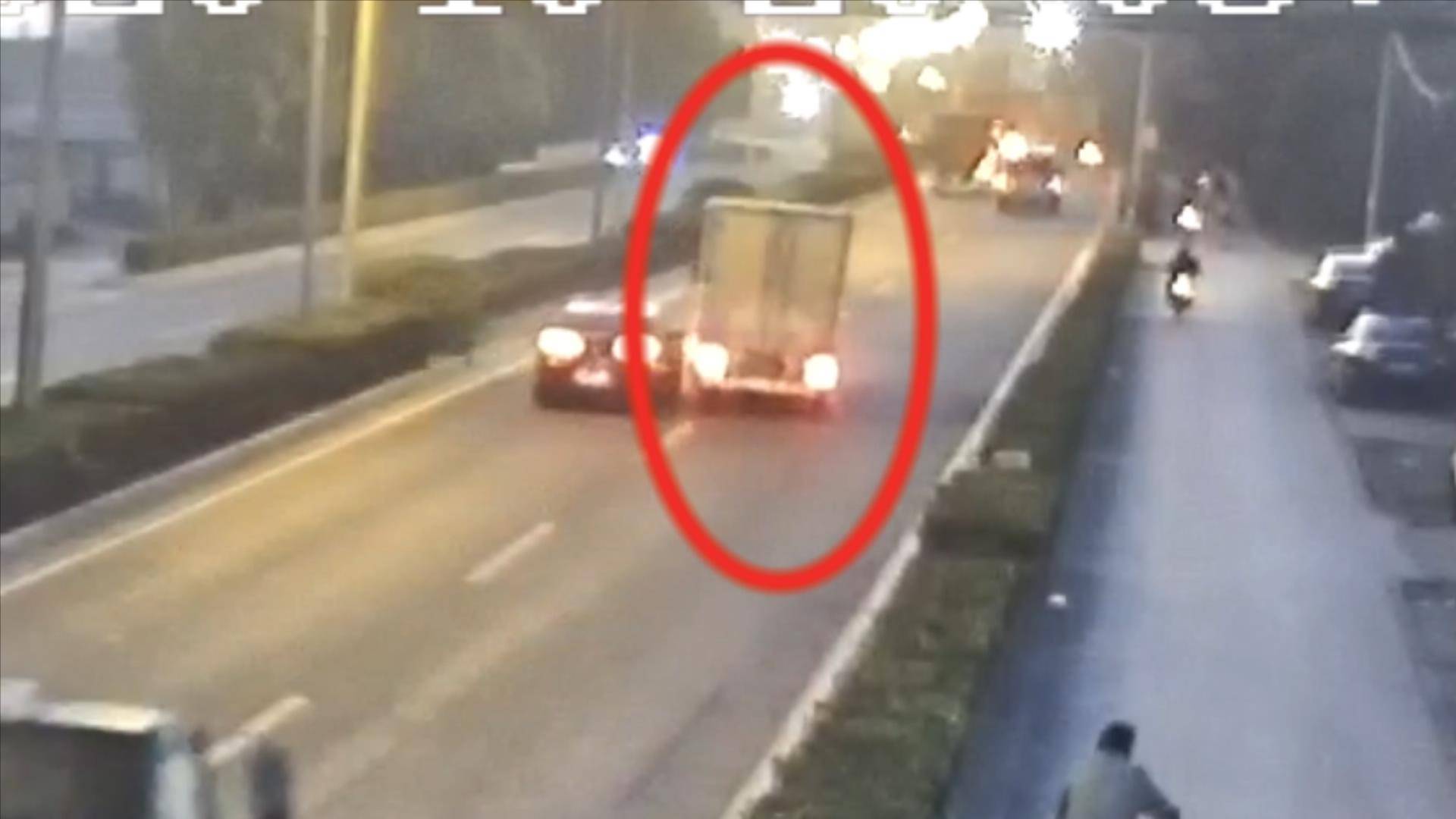 直行轿车不让转弯货车，货车司机追逐撞击轿车
