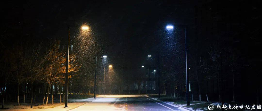 初雪缓缓落进小小校园 寒意慢慢布满初冬的天 伫立在转角的小小路灯