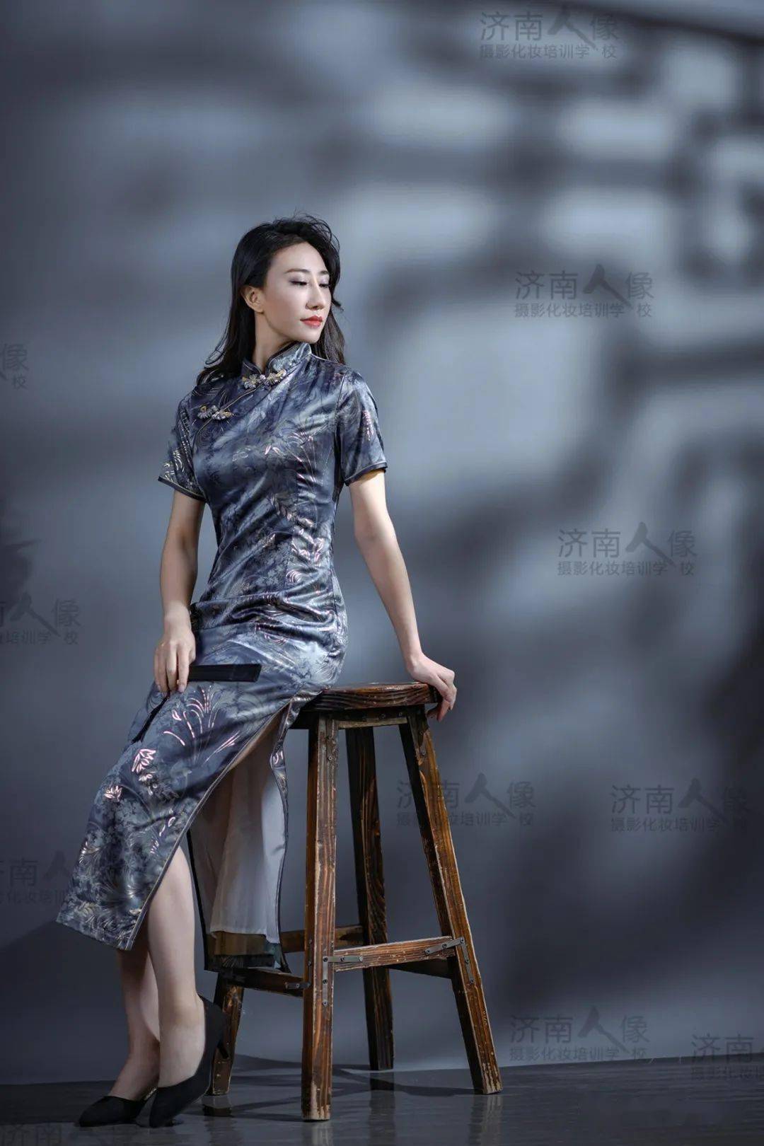 旗袍,中国和世界华人女性的传统服装,被誉为中国国粹和女性国服.