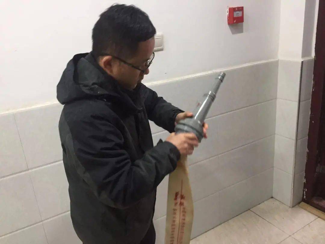 拉开插销,按压把手喷出干粉灭火;示范如何正确接上室内消防栓水枪枪头