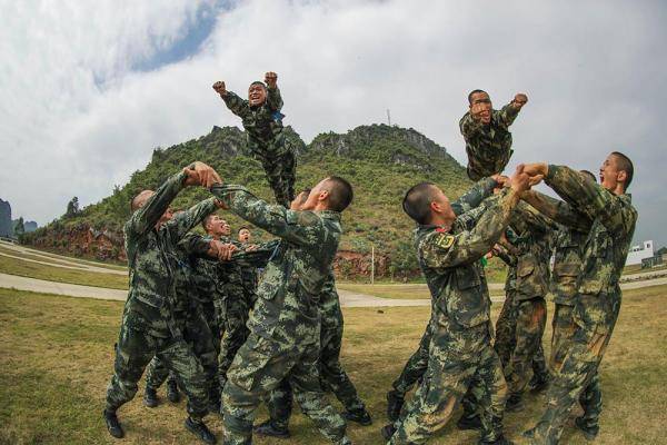 游戏|广西武警：巧借趣味游戏催生新兵战斗力