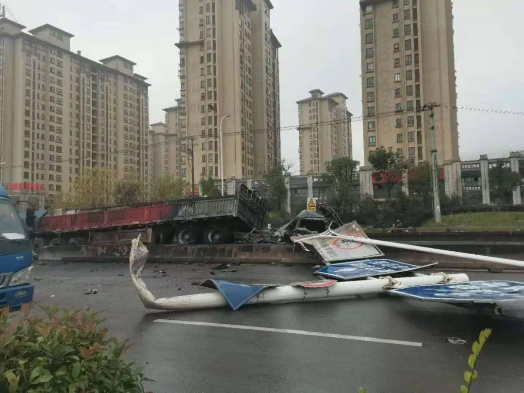 今早七点许,安徽省铜陵市沿新大道龙山湖苑前,一外地过境车辆入下穿口