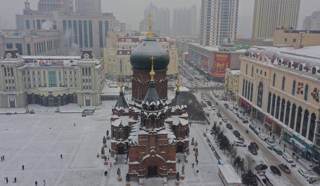 2020年11月25日,黑龙江省哈尔滨市,俯瞰雪中索菲亚教堂,宛若一朵鲜花.