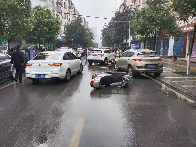 永州冷水滩发生一起摩托车撞人事故 雨天行车要谨慎