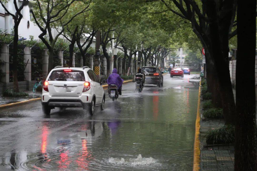 市民徐先生表示,这样的情况已有一段时间,一到阴天下雨,这里就会排水