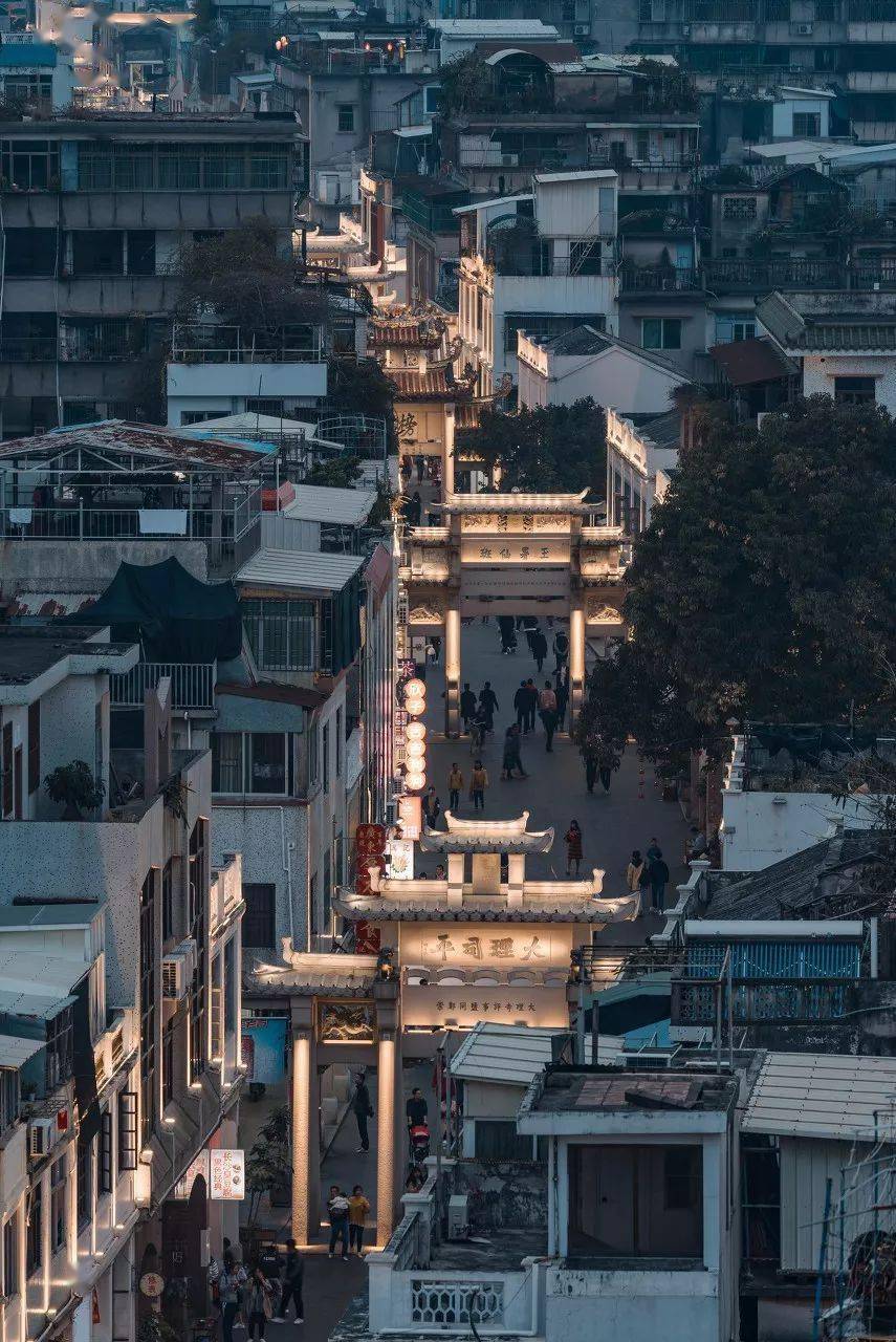 韶关百年东街,在夜景之下更显复古气息.