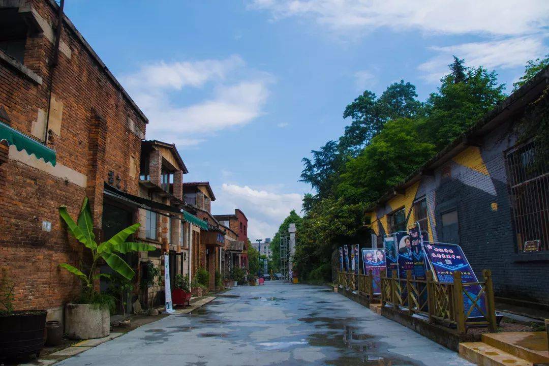 板桥艺术村位于贵州省贵阳市南部的花溪区田园南路中段,是由闲置老