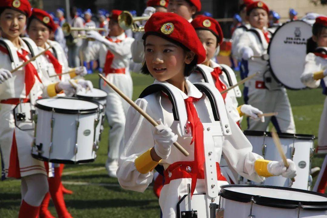 优秀鼓号队展示济南市历下实验小学鼓号队指导教师李颖