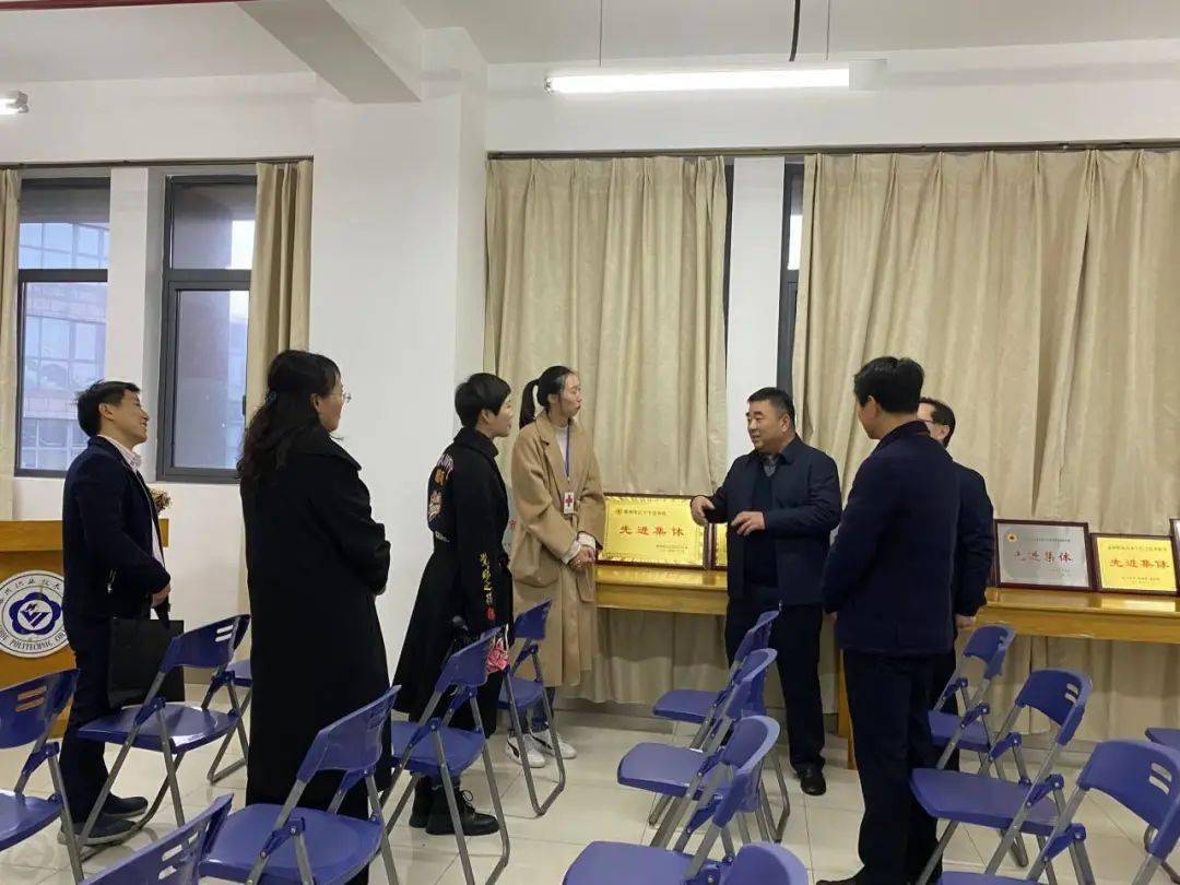 会副会长赵凯,泰州市红十字会会长缪俊豪及相关工作人员莅临我校,视察