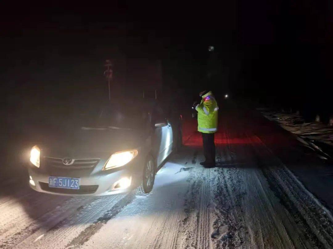 五师双河市执勤交警冒着大雪服务群众,保障道路畅通.