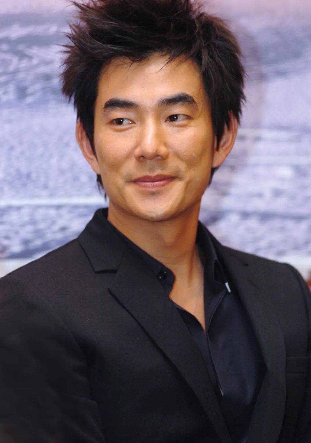 54岁台湾知名男星与55岁蔡一智合照,白发多显老,网友