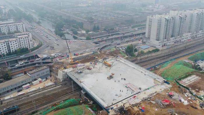 太华立交跨陇海桥自8月8日开始改扩建施工,60天就完成了旧桥拆除和