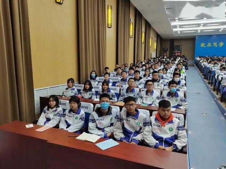 会议上,严庆军对全体高一年级学生开学以来的表现给予肯定,并表示