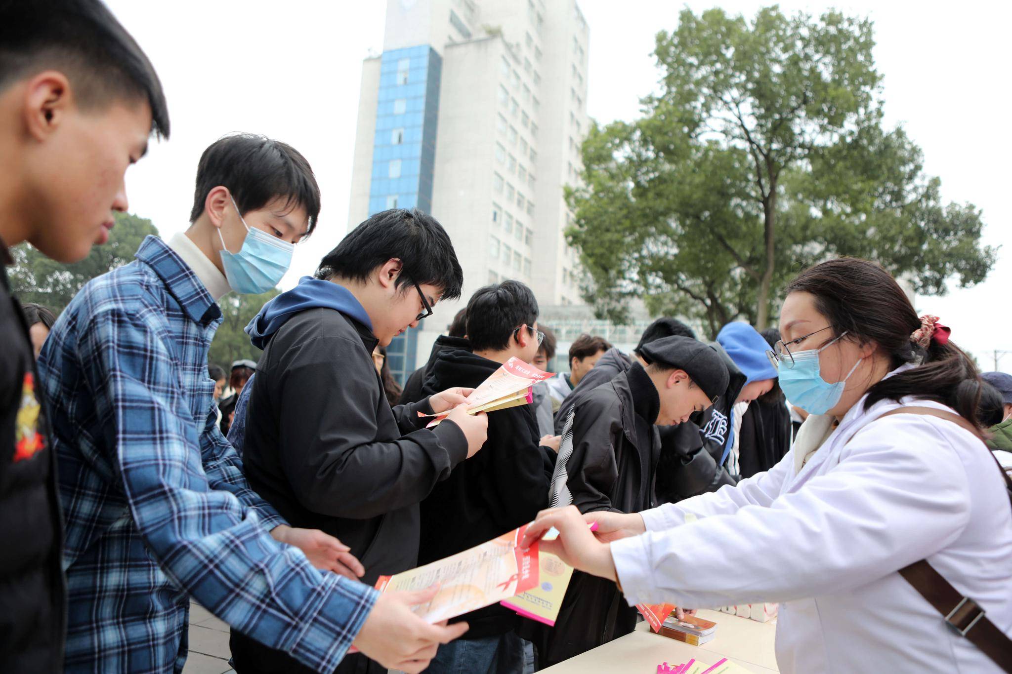 中国艾滋病人口_艾滋病症状图片