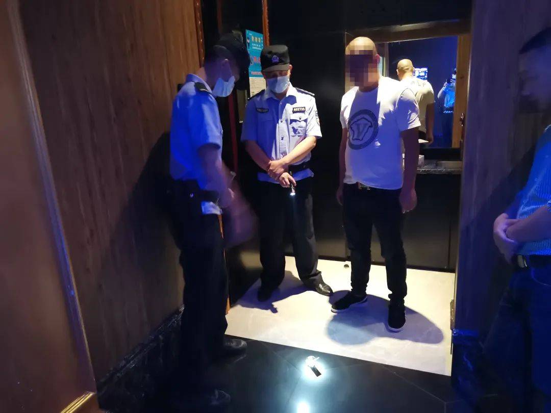 捉了一批龙圩公安全警出动扫黄缉毒捉赌打黑