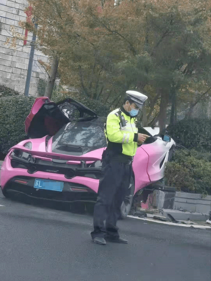 视频:镇江牌百万豪车"粉色迈凯伦"车祸,现场狼藉