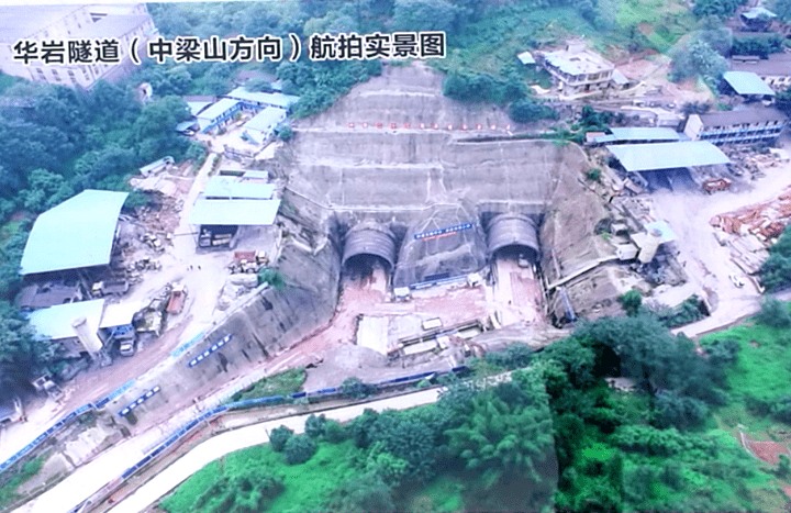 华岩隧道起于现有白彭路与锦驿路交叉口,跨木厂沟,穿中梁山,下穿中