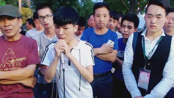 残疾歌手王亮深情演唱老公你辛苦了满满都是爱献给爱人的歌