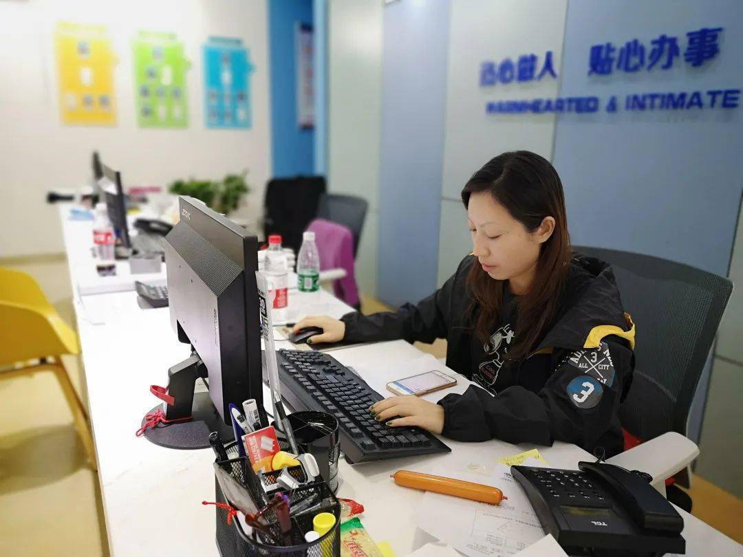 点赞人口普查员_人口普查员证件图片(2)