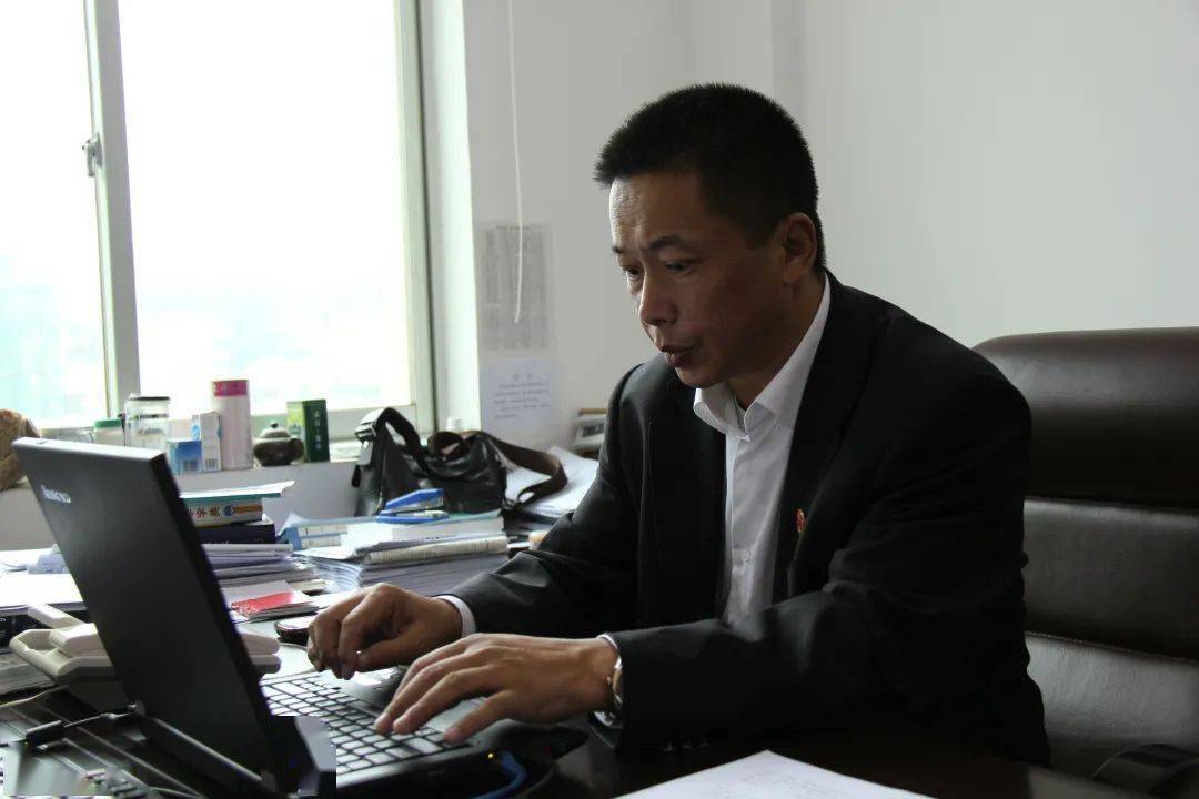 扫黑除恶陈佳宏扎根刑事审判的老庭长