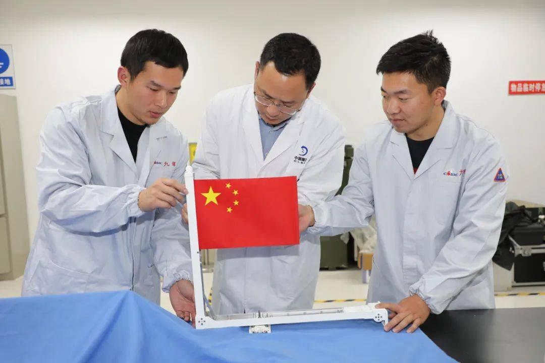 系统|骄傲！第一面“织物版”五星红旗闪耀月球