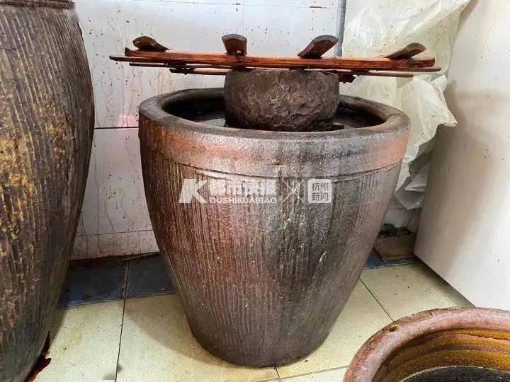 就在文娟贴隔壁,是祝君酱鸭.