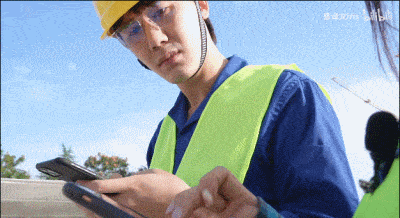 背60万爱马仕,和华为千金合照却抢不到c位:有钱和贵族