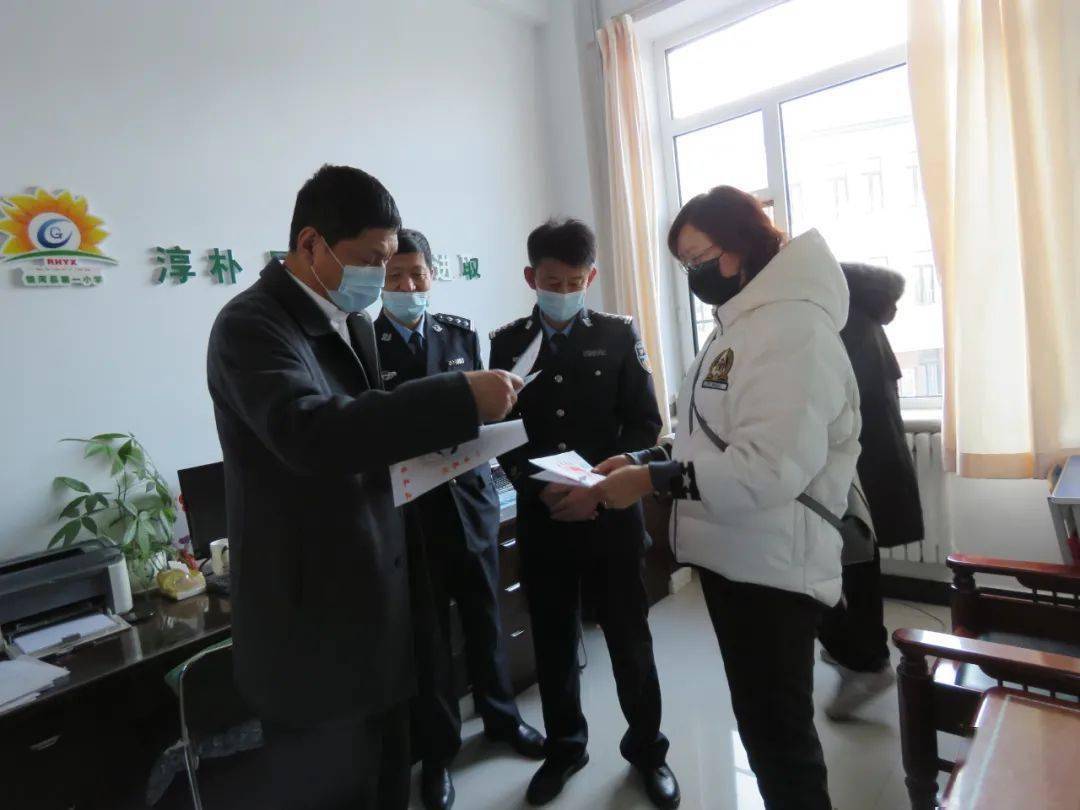 翟慎利同志观看禁毒知识竞赛后,实地检查了县第一小学禁毒示范城市