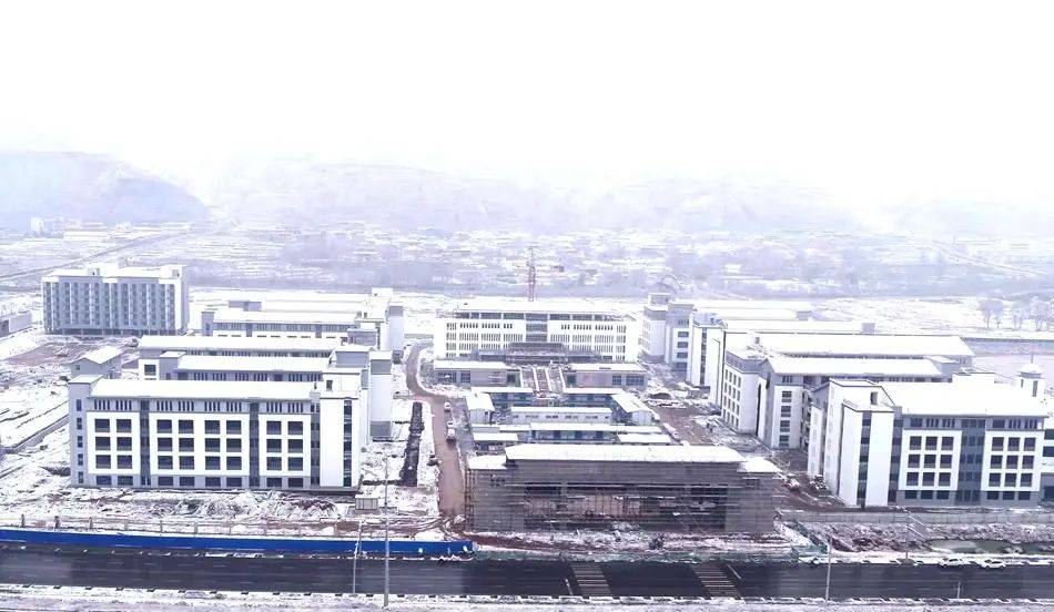 走一线看项目瑞雪下的武山一中分校建设项目组图
