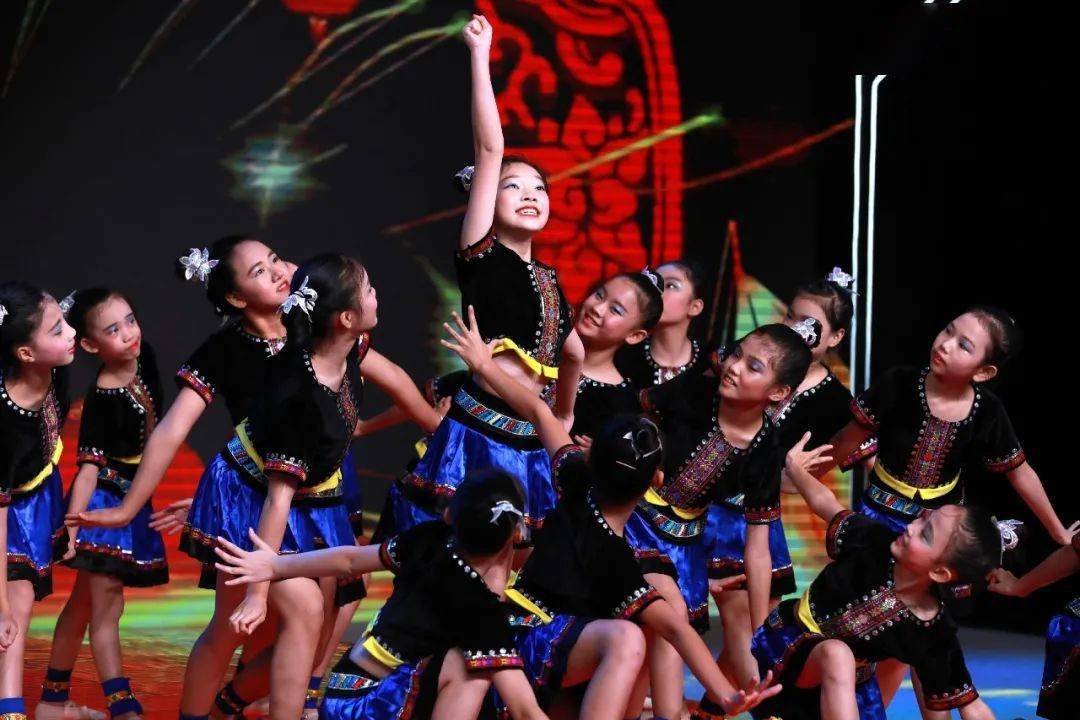 跳舞类节目 284ad8860d524adca6a0b28d9f3f8104.jpeg