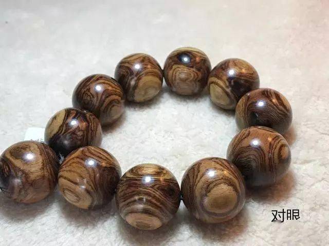 一切都很自然,这几种品相深受大家喜爱——海南黄花梨紫油梨鬼脸对眼