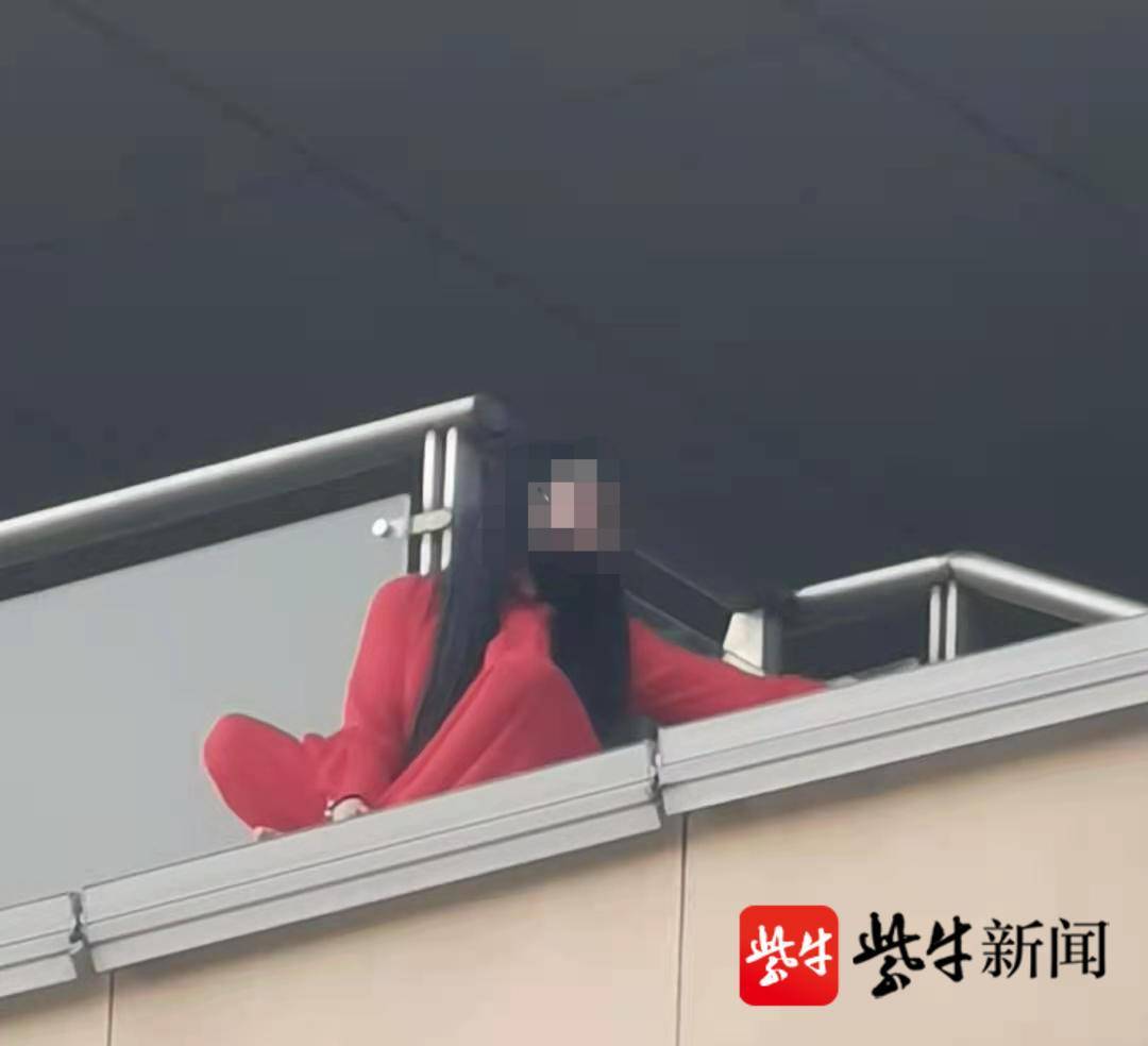 这一"扑",太帅!红衣女子跳楼轻生,生死瞬间特警一个飞扑